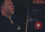 Immagine di Officer equipaggio di indirizzi Regno Unito, 1943, secondo 58 filmato di repertorio 65675078342