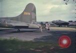 Standbild B-17 Flying Fortress bomber Vereinigtes Königreich, 1943, aus Sekunde 17 historischem Filmmaterial Videoclip 65675078344