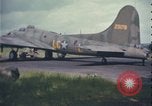 Standbild B-17 Flying Fortress bomber Vereinigtes Königreich, 1943, aus Sekunde 22 historischem Filmmaterial Videoclip 65675078344