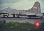 Standbild B-17 Flying Fortress bomber Vereinigtes Königreich, 1943, aus Sekunde 23 historischem Filmmaterial Videoclip 65675078344