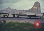 Standbild B-17 Flying Fortress bomber Vereinigtes Königreich, 1943, aus Sekunde 24 historischem Filmmaterial Videoclip 65675078344