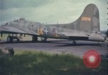 Standbild B-17 Flying Fortress bomber Vereinigtes Königreich, 1943, aus Sekunde 25 historischem Filmmaterial Videoclip 65675078344