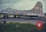 Standbild B-17 Flying Fortress bomber Vereinigtes Königreich, 1943, aus Sekunde 27 historischem Filmmaterial Videoclip 65675078344