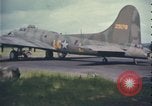 Standbild B-17 Flying Fortress bomber Vereinigtes Königreich, 1943, aus Sekunde 28 historischem Filmmaterial Videoclip 65675078344