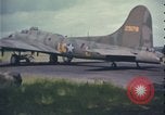 Standbild B-17 Flying Fortress bomber Vereinigtes Königreich, 1943, aus Sekunde 30 historischem Filmmaterial Videoclip 65675078344