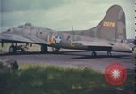 Standbild B-17 Flying Fortress bomber Vereinigtes Königreich, 1943, aus Sekunde 31 historischem Filmmaterial Videoclip 65675078344