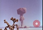 Immagine di prova della bomba atomica United States USA, 1951, secondo 53 filmato di repertorio 65675078404