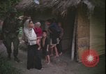 Immagine di Abitanti di un villaggio vietnamita Vietnam, 1967, secondo 8 filmato di repertorio 65675078409
