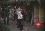 Immagine di Abitanti di un villaggio vietnamita Vietnam, 1967, secondo 9 filmato di repertorio 65675078409