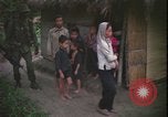 Immagine di Abitanti di un villaggio vietnamita Vietnam, 1967, secondo 10 filmato di repertorio 65675078409