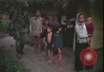 Immagine di Abitanti di un villaggio vietnamita Vietnam, 1967, secondo 11 filmato di repertorio 65675078409