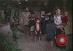 Immagine di Abitanti di un villaggio vietnamita Vietnam, 1967, secondo 12 filmato di repertorio 65675078409