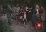 Immagine di Abitanti di un villaggio vietnamita Vietnam, 1967, secondo 13 filmato di repertorio 65675078409