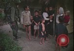 Immagine di Abitanti di un villaggio vietnamita Vietnam, 1967, secondo 14 filmato di repertorio 65675078409