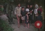 Immagine di Abitanti di un villaggio vietnamita Vietnam, 1967, secondo 15 filmato di repertorio 65675078409