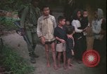 Immagine di Abitanti di un villaggio vietnamita Vietnam, 1967, secondo 16 filmato di repertorio 65675078409