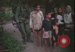 Immagine di Abitanti di un villaggio vietnamita Vietnam, 1967, secondo 17 filmato di repertorio 65675078409