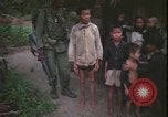 Immagine di Abitanti di un villaggio vietnamita Vietnam, 1967, secondo 18 filmato di repertorio 65675078409