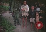 Immagine di Abitanti di un villaggio vietnamita Vietnam, 1967, secondo 19 filmato di repertorio 65675078409