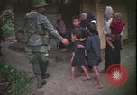 Immagine di Abitanti di un villaggio vietnamita Vietnam, 1967, secondo 20 filmato di repertorio 65675078409