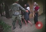 Immagine di Abitanti di un villaggio vietnamita Vietnam, 1967, secondo 21 filmato di repertorio 65675078409