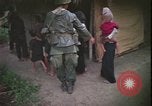 Immagine di Abitanti di un villaggio vietnamita Vietnam, 1967, secondo 22 filmato di repertorio 65675078409