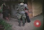 Immagine di Abitanti di un villaggio vietnamita Vietnam, 1967, secondo 23 filmato di repertorio 65675078409