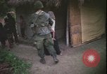 Immagine di Abitanti di un villaggio vietnamita Vietnam, 1967, secondo 24 filmato di repertorio 65675078409