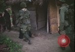 Immagine di Abitanti di un villaggio vietnamita Vietnam, 1967, secondo 25 filmato di repertorio 65675078409