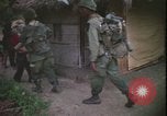 Immagine di Abitanti di un villaggio vietnamita Vietnam, 1967, secondo 26 filmato di repertorio 65675078409