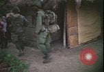 Immagine di Abitanti di un villaggio vietnamita Vietnam, 1967, secondo 27 filmato di repertorio 65675078409