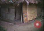 Immagine di Abitanti di un villaggio vietnamita Vietnam, 1967, secondo 33 filmato di repertorio 65675078409