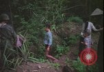 Immagine di Abitanti di un villaggio vietnamita Vietnam, 1967, secondo 34 filmato di repertorio 65675078409