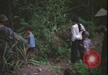 Immagine di Abitanti di un villaggio vietnamita Vietnam, 1967, secondo 35 filmato di repertorio 65675078409
