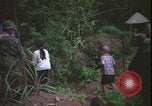 Immagine di Abitanti di un villaggio vietnamita Vietnam, 1967, secondo 37 filmato di repertorio 65675078409