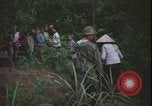 Immagine di Abitanti di un villaggio vietnamita Vietnam, 1967, secondo 43 filmato di repertorio 65675078409