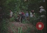 Immagine di Abitanti di un villaggio vietnamita Vietnam, 1967, secondo 46 filmato di repertorio 65675078409