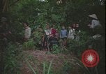 Immagine di Abitanti di un villaggio vietnamita Vietnam, 1967, secondo 47 filmato di repertorio 65675078409