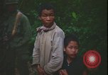 Immagine di Abitanti di un villaggio vietnamita Vietnam, 1967, secondo 48 filmato di repertorio 65675078409
