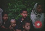 Immagine di Abitanti di un villaggio vietnamita Vietnam, 1967, secondo 55 filmato di repertorio 65675078409