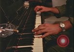 Immagine di Club Danang USO Da Nang Vietnam, 1966, secondo 34 filmato di repertorio 65675078417