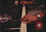 Immagine di Club Danang USO Da Nang Vietnam, 1966, secondo 36 filmato di repertorio 65675078417
