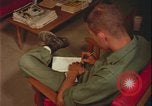 Immagine di Club Danang USO Da Nang Vietnam, 1966, secondo 57 filmato di repertorio 65675078417