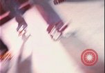 Immagine di ragazze adolescenti United States USA, 1977, secondo 1 filmato di repertorio 65675078431