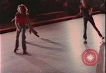 Immagine di ragazze adolescenti United States USA, 1977, secondo 5 filmato di repertorio 65675078431