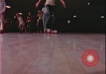 Immagine di ragazze adolescenti United States USA, 1977, secondo 8 filmato di repertorio 65675078431