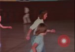Immagine di ragazze adolescenti United States USA, 1977, secondo 12 filmato di repertorio 65675078431