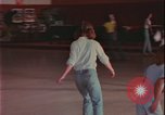 Immagine di ragazze adolescenti United States USA, 1977, secondo 13 filmato di repertorio 65675078431