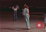 Immagine di ragazze adolescenti United States USA, 1977, secondo 14 filmato di repertorio 65675078431