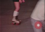 Immagine di ragazze adolescenti United States USA, 1977, secondo 16 filmato di repertorio 65675078431